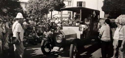 Défilé voitures anciennes à Sault